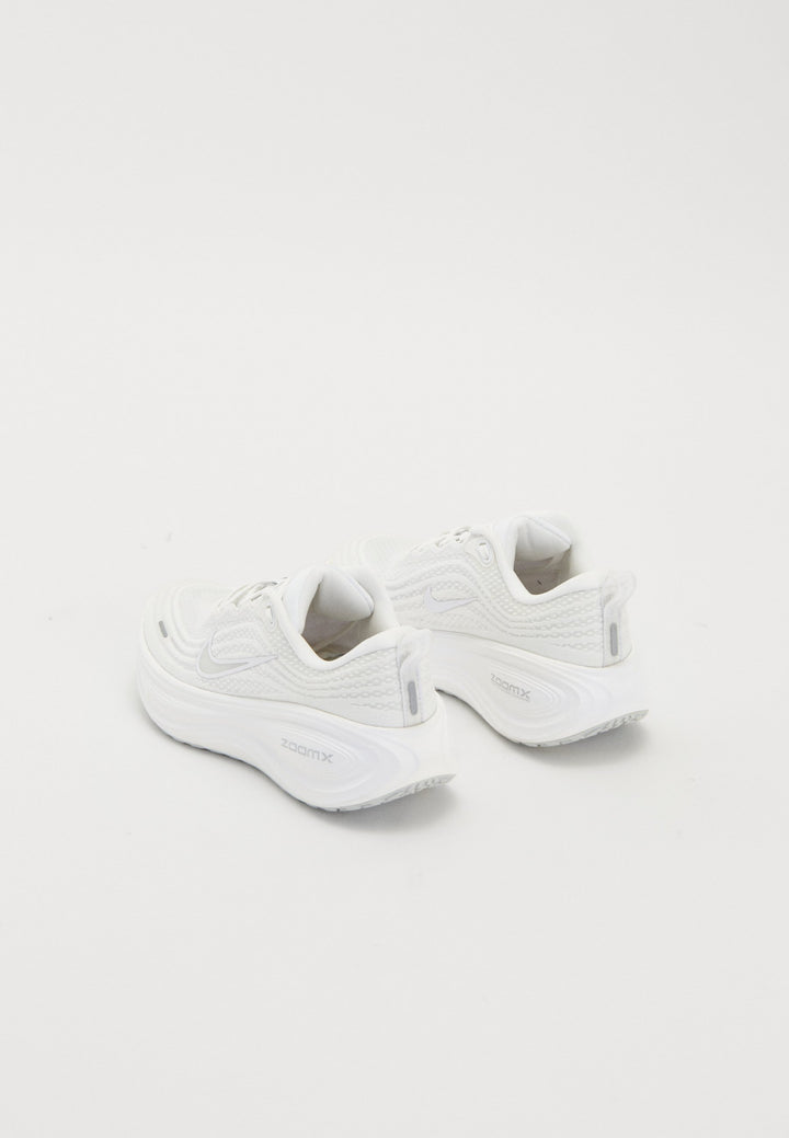 Nike VOMERO PLUS - white/summit